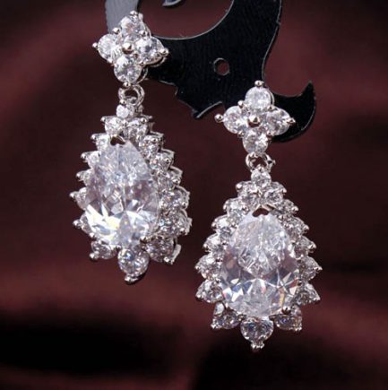 Серьги c фианитами посеребренные E-179-white бижутерия