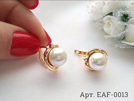 Cерьги с жемчугом EAF-0013 на белом фоне