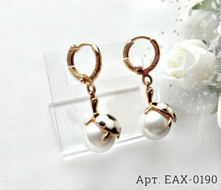 Серьги с жемчугом EAX-0190 на белом фоне