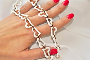 Колье сердечки из белой керамики
