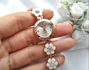 Часы кварцевые с браслетом из цветов из белой эмали