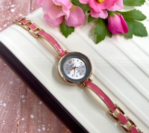 Часы кварцевые с браслетом из розовой эмали