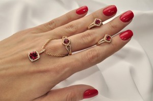 Комплект позолоченный кольцо, цепочка, серьги с красными фианитами