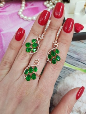 Комплект серьги и кольцо с зелеными фианитами
