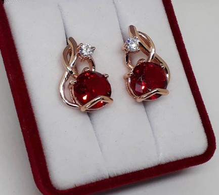 Серьги фианитовые с золотым покрытием E-299 на белом фоне