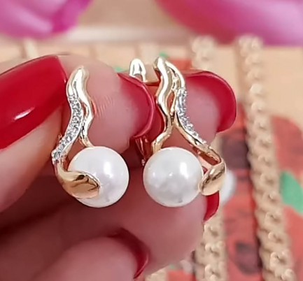 Серьги позолоченные с жемчугом и фианитами EAX-1011 цена