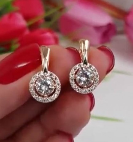 Серьги фианитовые с золотым покрытием E-314 на цветном фоне
