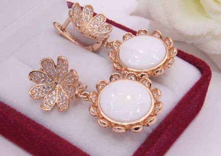 Серьги позолоченные с белой керамикой и фианитами E-677-g-white цена