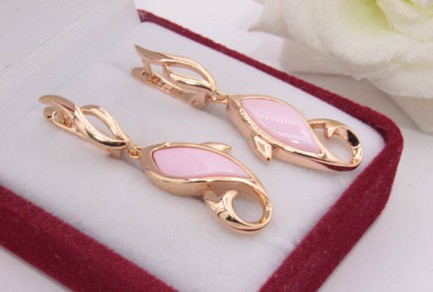 Серьги с вставками из розовой керамики E-679-g-rose цена