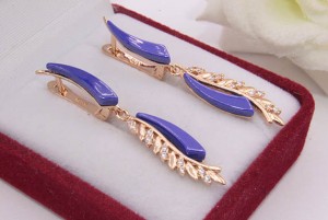 Серьги длинные позолоченные с керамикой и фианитами E-680-g-blue цена