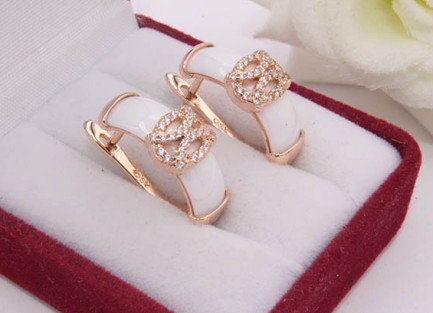 Серьги с вставками из керамики и фианитов E-681-g-white в подарочной коробке