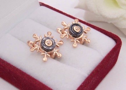 Серьги позолоченные ажурные с черной керамикой E-683-g-black цена