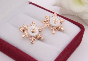 Серьги с белой керамикой и фианитами E-683-g-white цена