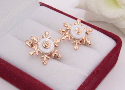 Серьги с белой керамикой и фианитами E-683-g-white цена