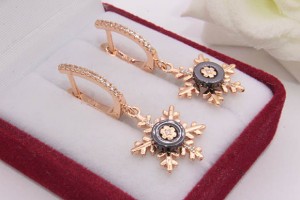 Серьги ажурные с керамикой и фианитами E-684-g-black цена