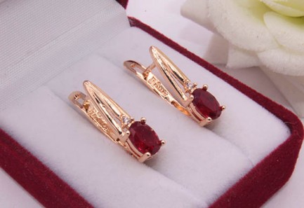 Серьги позолоченные с красными фианитами E-697 цена