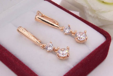 Серьги фианитовые E-813 на белом фоне