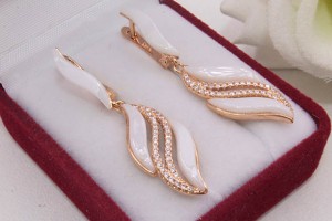 Серьги позолоченные с керамикой и фианитами E-915 цена