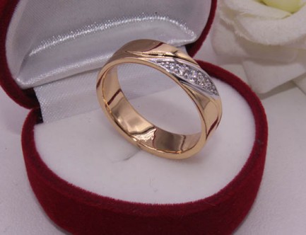 Кольцо позолоченное с фианитами R-0086 медицинское золото