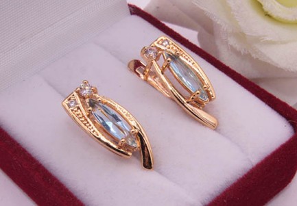 Серьги фианитовые E-952 на белом фоне