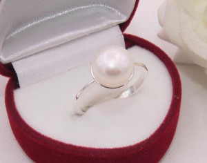 Кольцо посеребренное с жемчужиной R-0118 купить