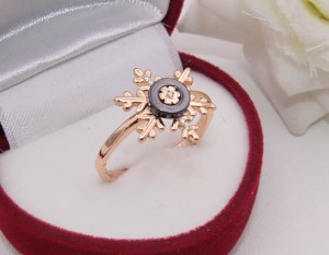Кольцо позолоченное с керамикой и фианитами R-0139 в виде снежинки