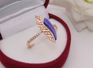 Кольцо с цветной керамикой и фианитами R-0140 недорого