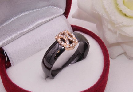 Кольцо позолоченное с черной керамикой R-0145 недорого