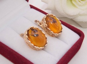 Серьги с вставкой из искусственного янтаря E-1187 цена