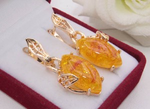 Серьги длинные с вставками из искусственного янтаря E-1190 цена