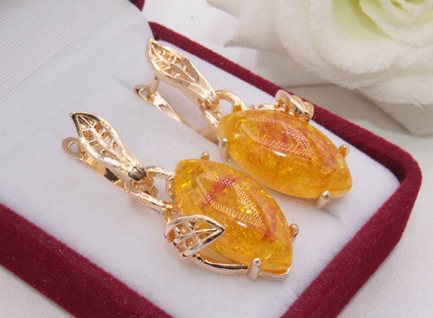 Серьги длинные с вставками из искусственного янтаря E-1190 цена