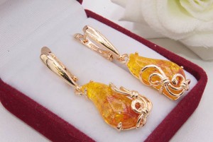 Серьги позолоченные с искусственным янтарем E-1210 цена