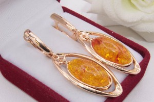 Серьги позолоченные с искусственным янтарем E-1218 цена