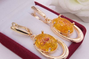 Серьги с имитацией янтаря и золотым покрытием E-1219 цена