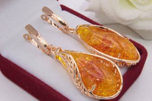 Серьги длинные с вставкой под янтарь цена