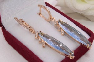 Серьги фианитовые с позолотой E-1235 на белом фоне