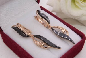 Серьги позолоченные с черной керамикой и фианитами E-1252 цена