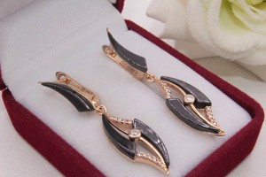 Серьги с вставками из керамики и фианитов E-1253 цена