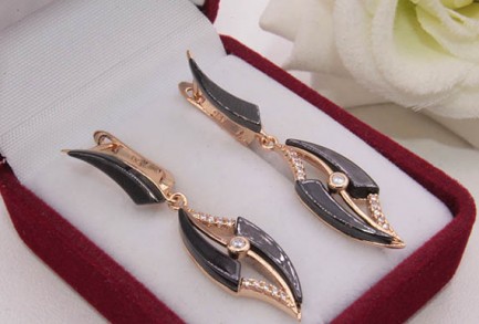 Серьги с вставками из керамики и фианитов E-1253 цена