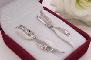 Серьги родированные с белой керамикой E-1262 цена