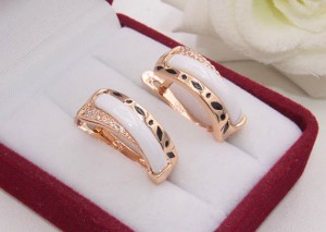 Серьги позолоченные с керамикой и фианитами E-1265 цена