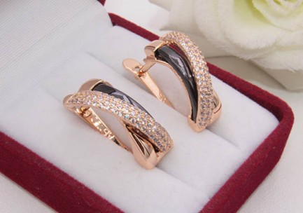 Серьги позолоченные с черной керамикой и фианитами E-1266 цена