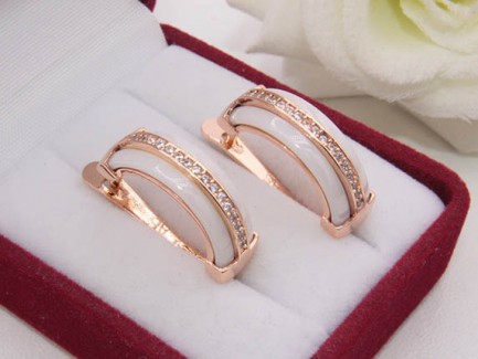 Серьги позолоченные с керамикой и фианитами E-1269 цена