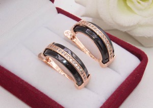 Серьги с черной керамикой и фианитами E-1270 цена