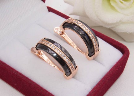 Серьги с черной керамикой и фианитами E-1270 цена