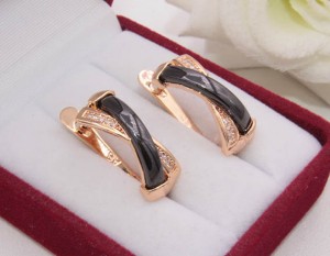 Серьги позолоченные с керамикой и фианитами E-1275 цена