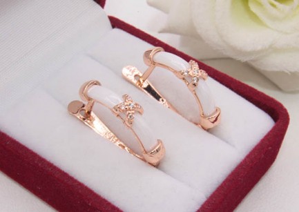 Серьги с вставками из керамики и фианитов E-1277 цена