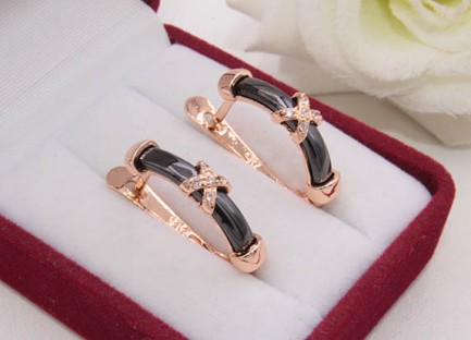 Серьги с черной керамикой и золотым покрытием E-1278 цена