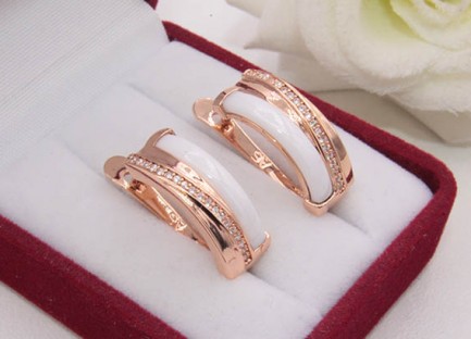 Серьги позолоченные с керамикой и фианитами E-1280 цена