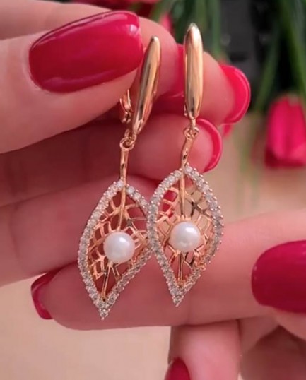 Серьги позолоченные с жемчугом и фианитами E-1324 цена